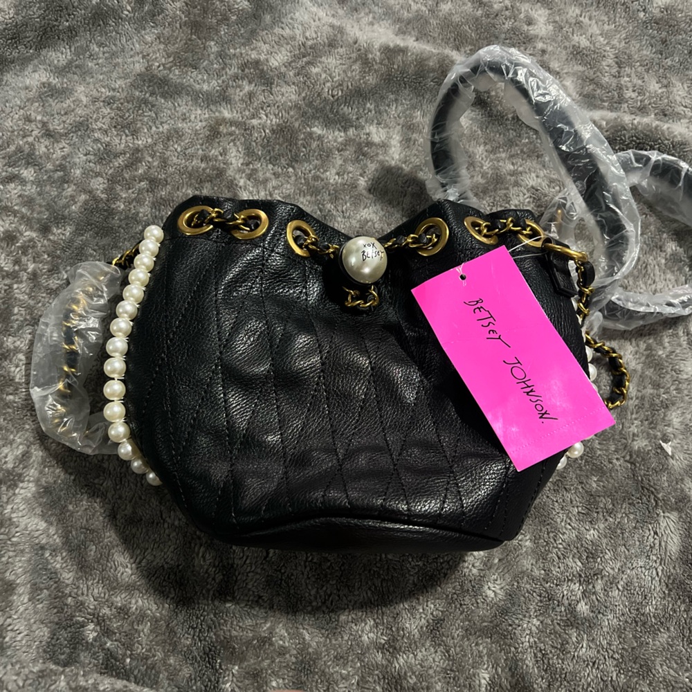 Betsy Johnson NWT bucket bag black & pearl